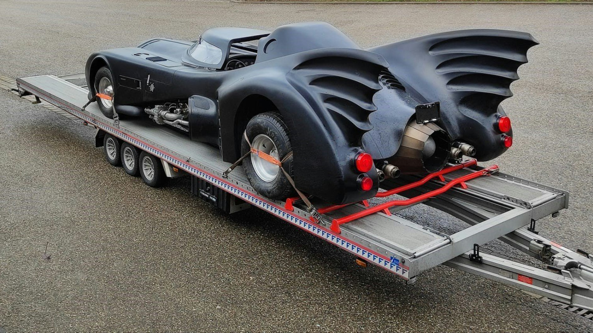 Ein „Batmobil“ steht bei der zollrechtlichen Abfertigung auf einem Anhänger.