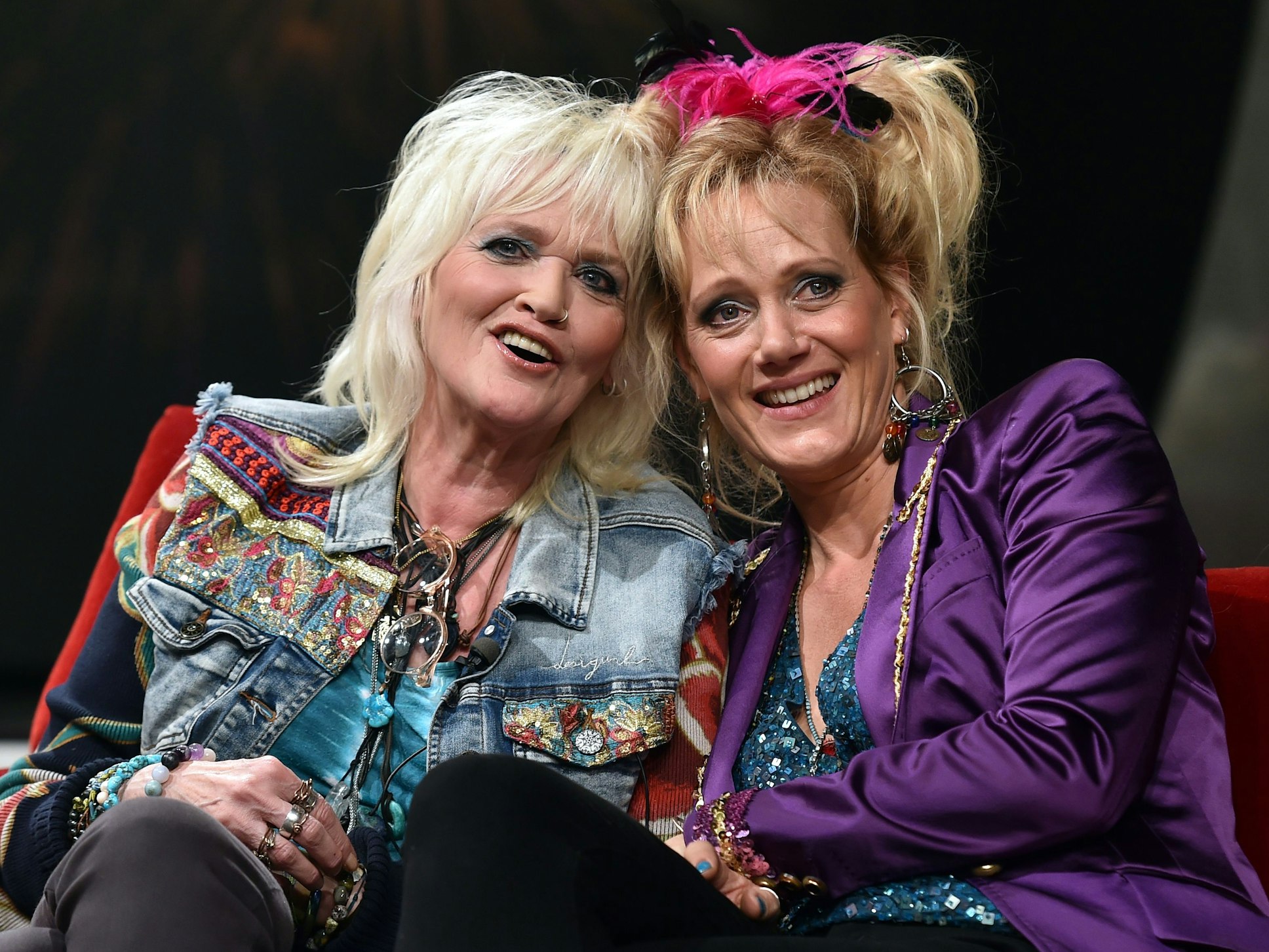 Gaby Köster und Schauspielerin Anna Schudt (als Gaby Köster) sitzen am 17. Oktober 2016 in Hürth während einer Drehpause auf einer Couch.