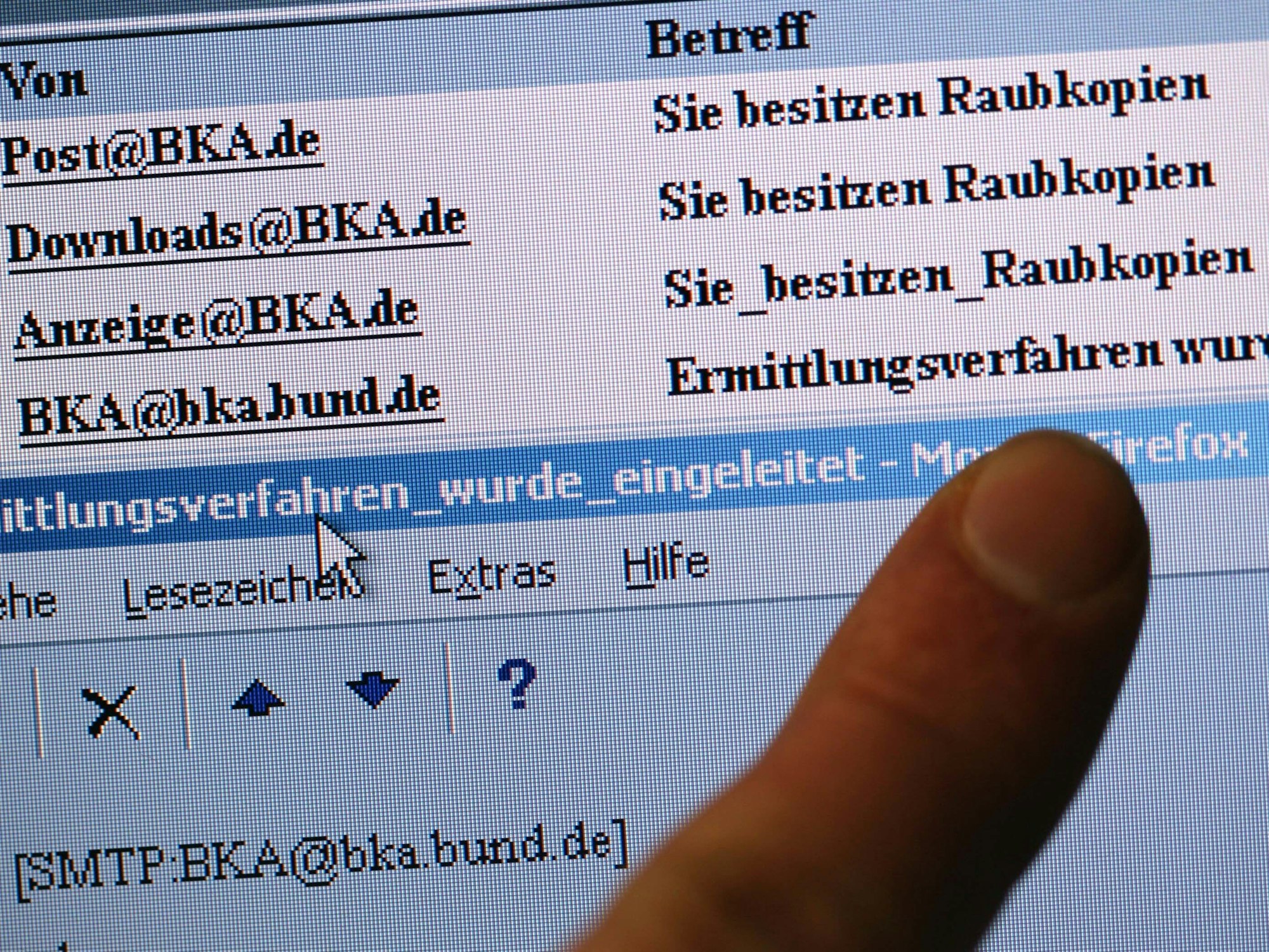 Ein Finger zeigt auf einem Computermonitor E-Mails mit dem gefährlichen Computerwurm „Sober Y“ im Anhang.