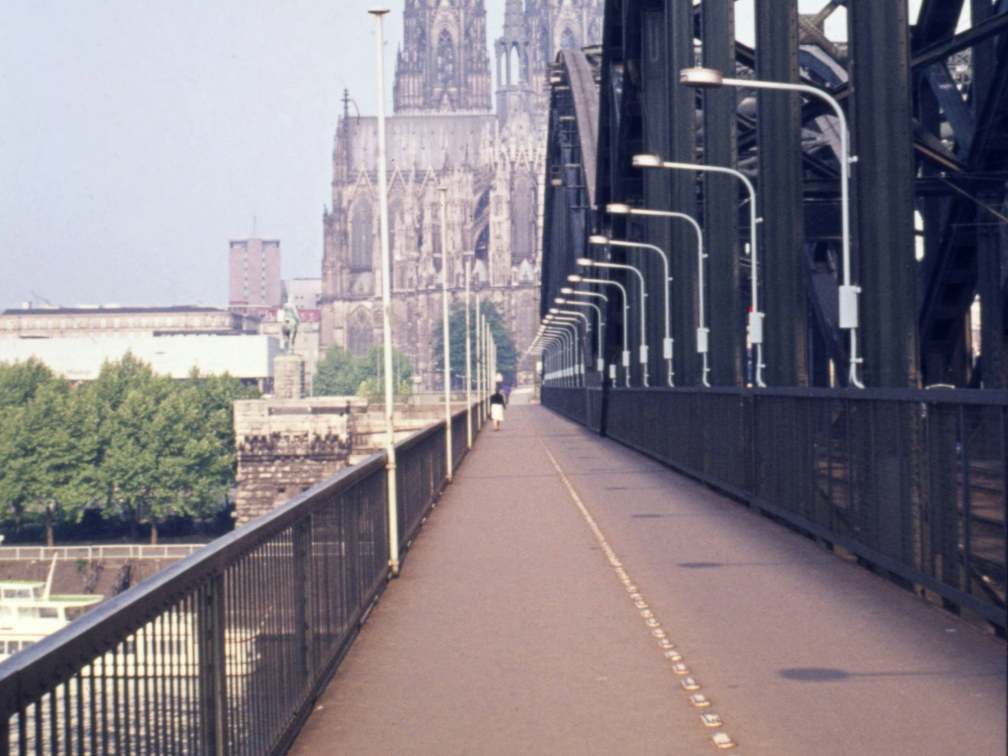 Die Kölner Hohenzollernbrücke 1976
