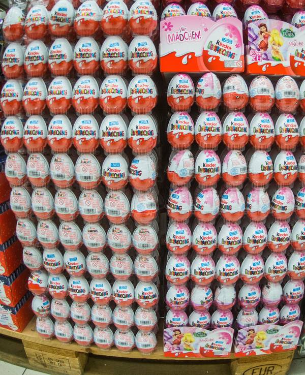Überraschungseier stehen in einem Supermarkt in Hannover (Niedersachsen).