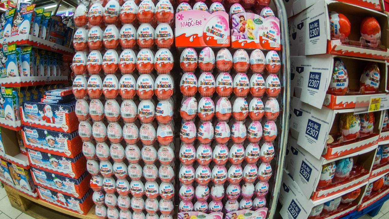 Überraschungseier stehen in einem Supermarkt in Hannover (Niedersachsen).