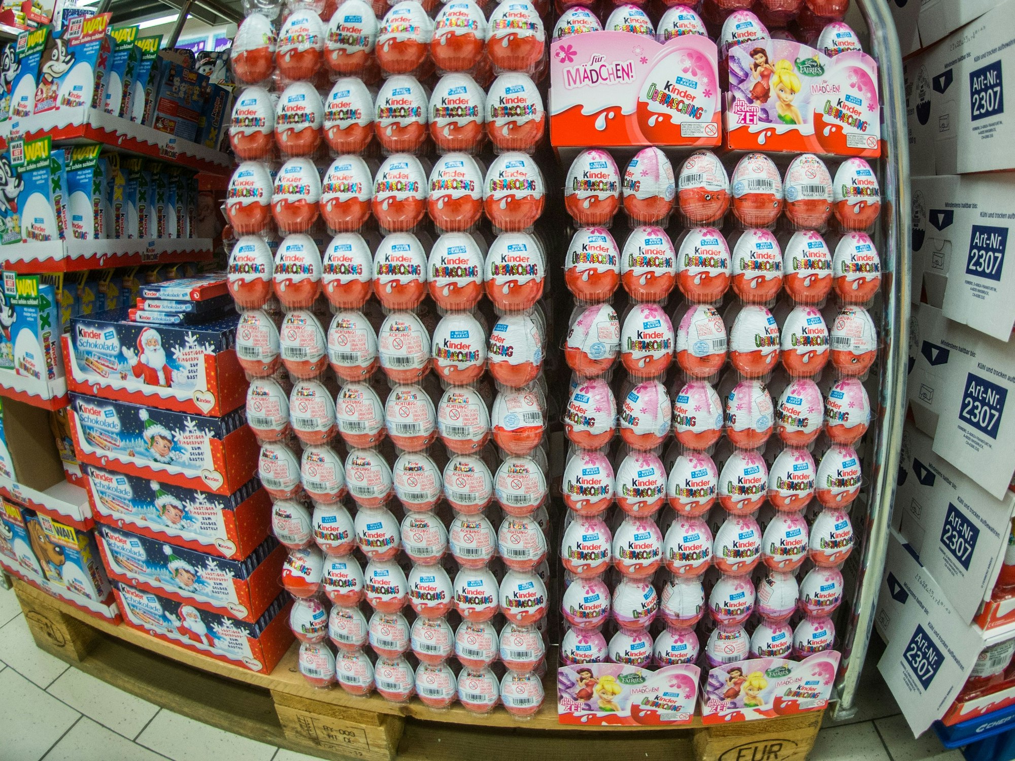 Überraschungseier stehen in einem Supermarkt in Hannover (Niedersachsen).