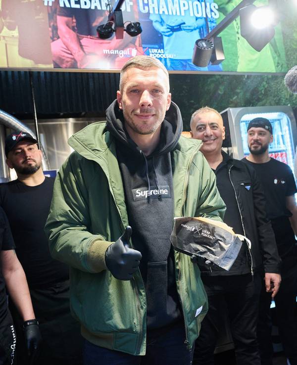 Lukas Podolski bei der Filial-Eröffnung in Berlin.