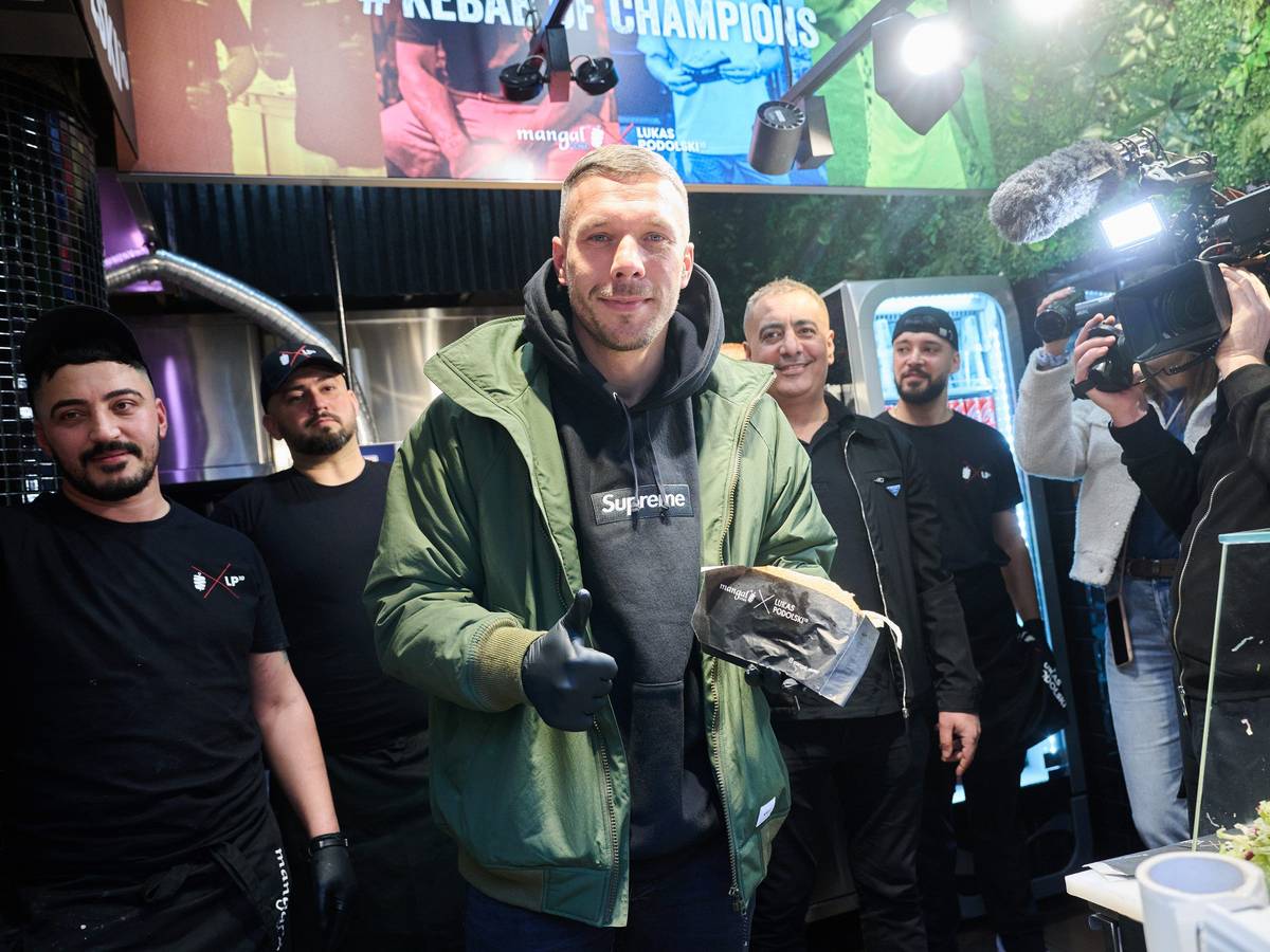 Lukas Podolski zeigt seinen ersten Döner während der Eröffnung seines Döner-Imbiss in Berlin.
