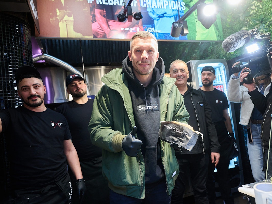 Lukas Podolski zeigt seinen ersten Döner während der Eröffnung seines Döner-Imbiss in Berlin.