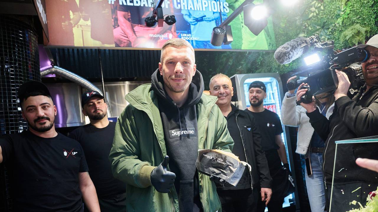Lukas Podolski bei der Filial-Eröffnung in Berlin.