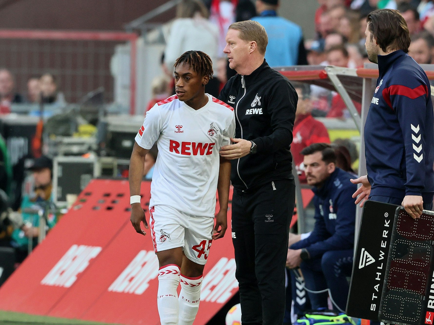 Justin Diehl mit Timo Schultz an der Seitenlinie.