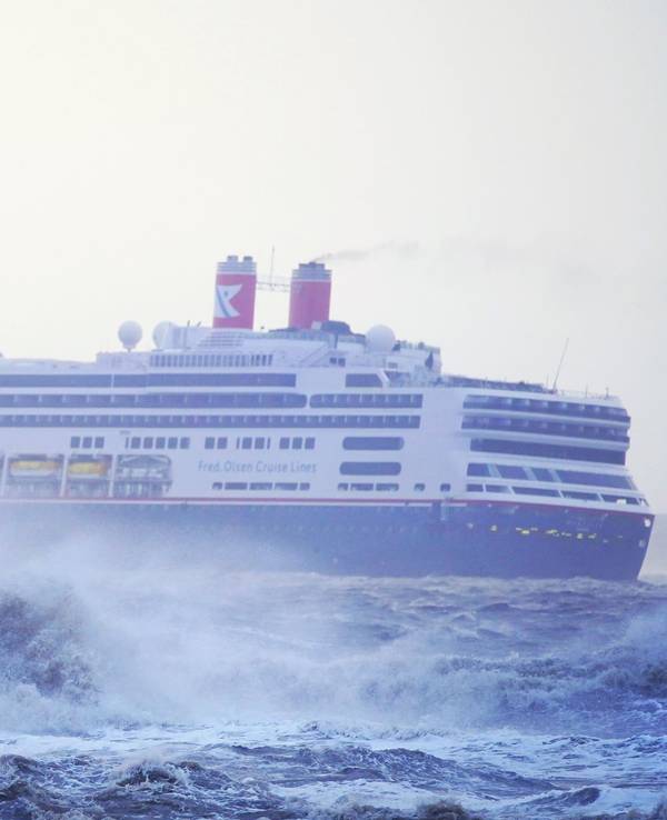 Das Kreuzfahrtschiff Borealis fährt auf dem Fluss Mersey während starkem Wellengang. Der Sturm „Barra“ hatte Irland und Großbritannien erreicht und brachte starken Wind, Regen und Schnee mit sich.