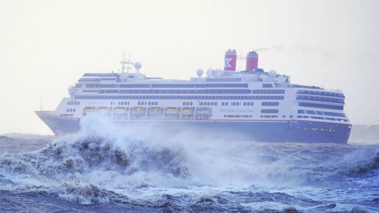 Das Kreuzfahrtschiff Borealis fährt auf dem Fluss Mersey während starkem Wellengang. Der Sturm „Barra“ hatte Irland und Großbritannien erreicht und brachte starken Wind, Regen und Schnee mit sich.