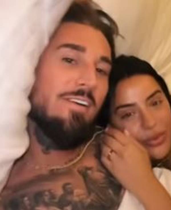 Leyla Lahouar und Mike Heiter zeigen sich in einem Instagram-Clip vom 18. Februar 2024 kuschelnd im Bett.
