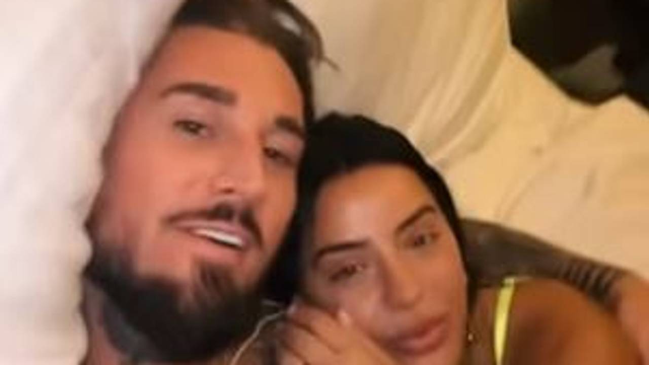 Leyla Lahouar und Mike Heiter zeigen sich in einem Instagram-Clip vom 18. Februar 2024 kuschelnd im Bett.