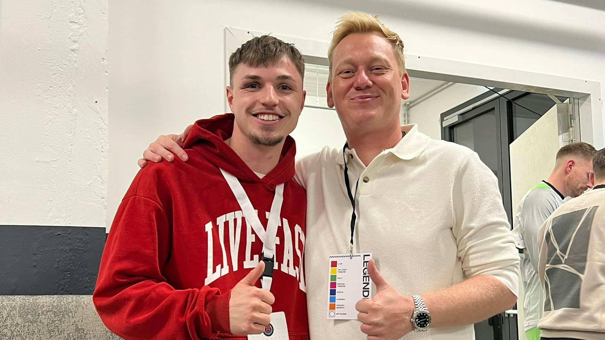 Knossi mit Yannick Zierden bei einem Selfie.