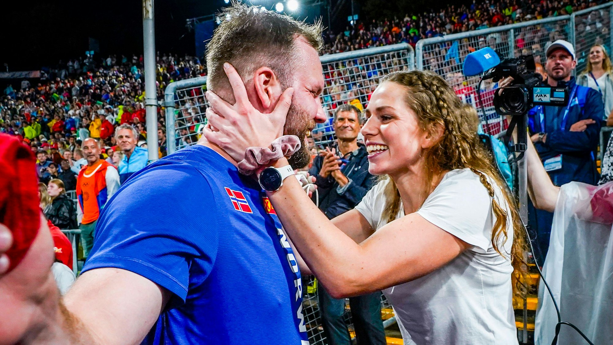 Nach seiner Bronzemedaille wird Eivind Henriksen am 18. August von seiner Freundin beglückwünscht.