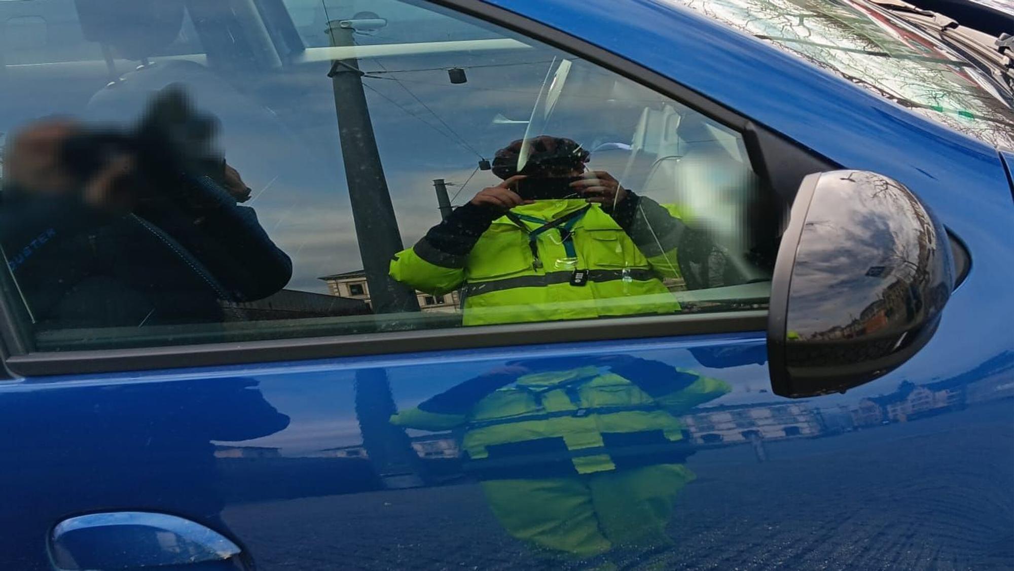 Niclas Matthei macht ein Foto von einem Auto.