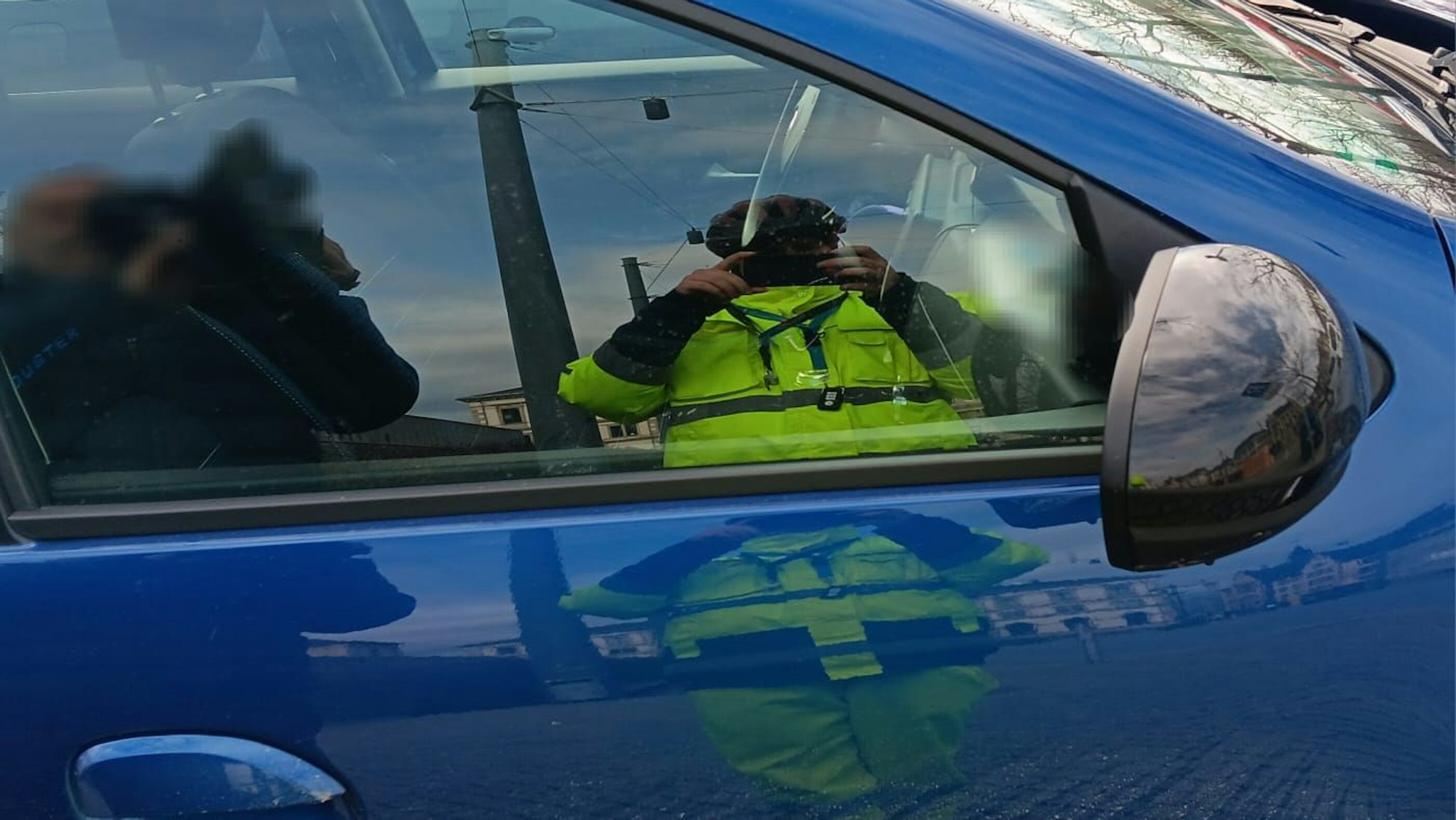 Niclas Matthei macht ein Foto von einem Auto.