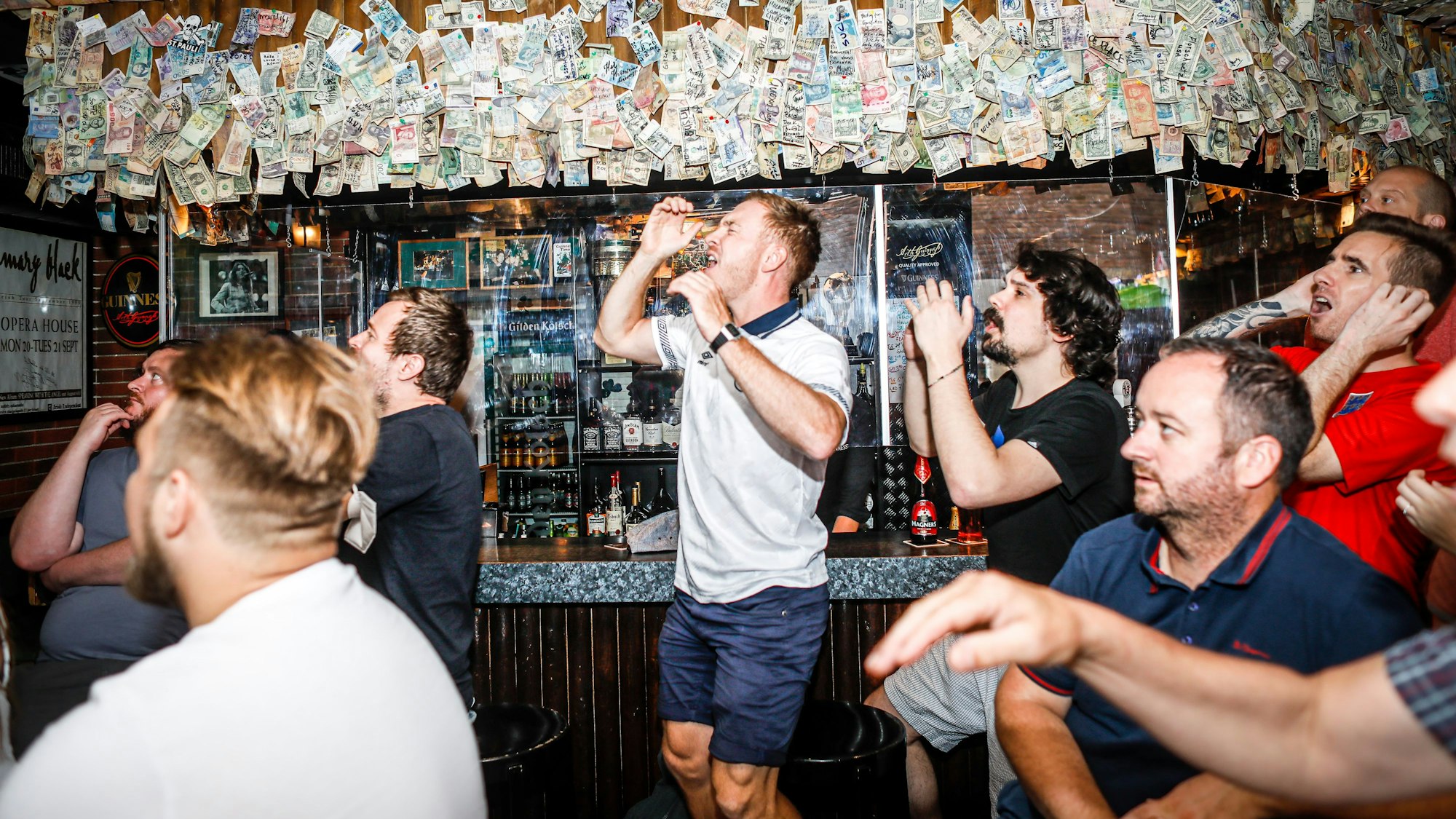 Fußballfans verfolgen im Barney Vallely's Irish Pub in Köln das Achtelfinalspiel zwischen Deutschland und England bei der EM 2020.