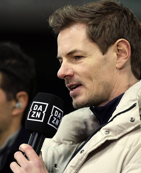 Alex Schlüter am DAZN-Mirko, neben ihm Michael Ballack