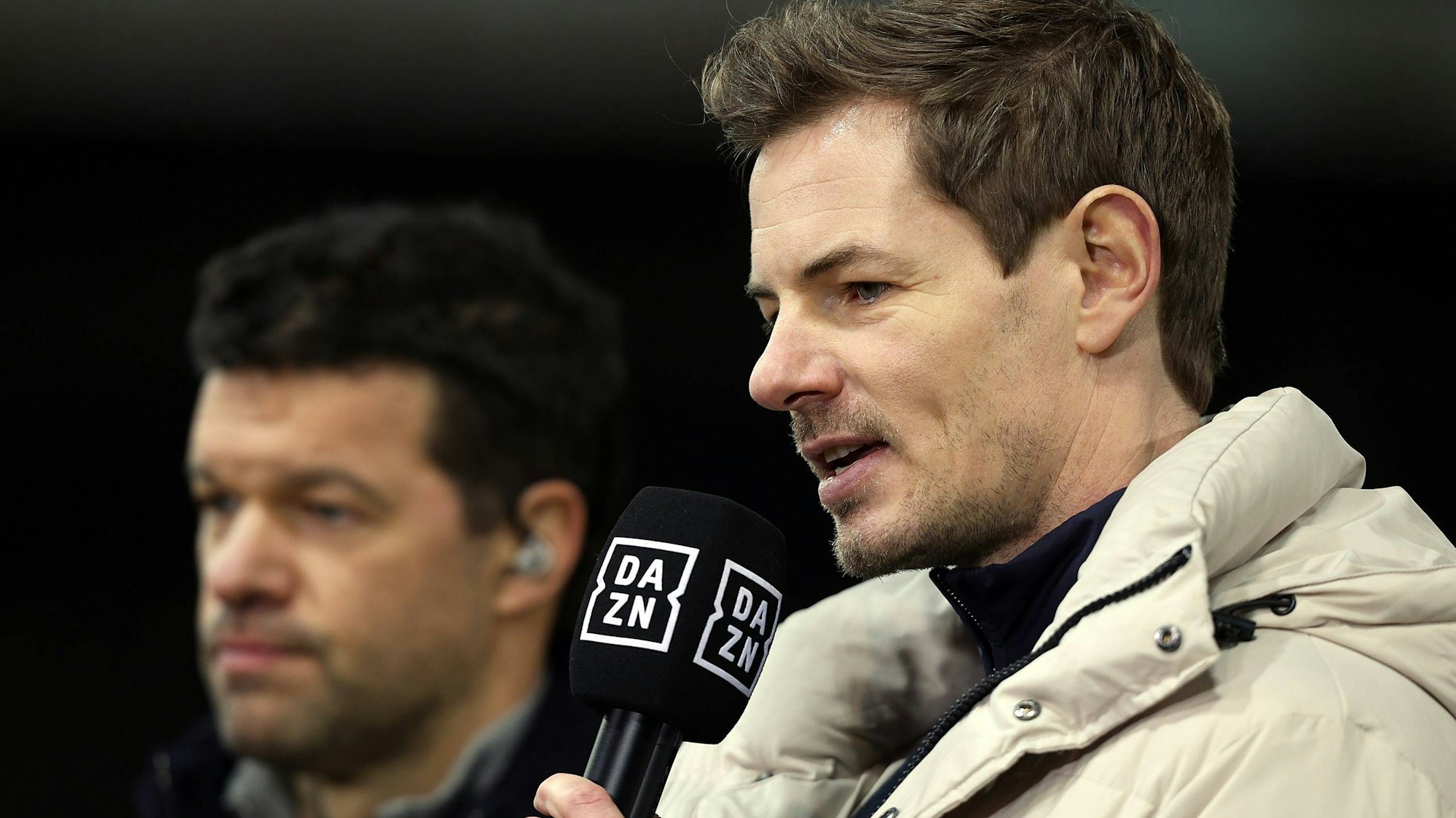 Alex Schlüter am DAZN-Mirko, neben ihm Michael Ballack