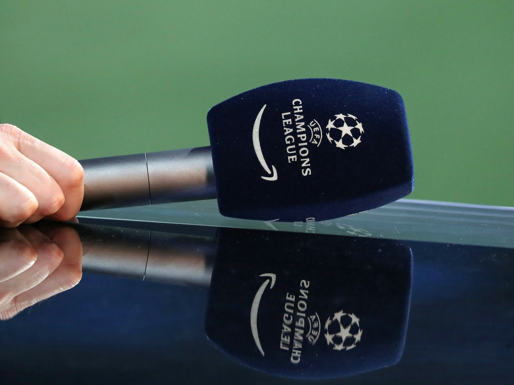 Ein Mikrofon einer Champions-League-Übertragung vor dem Spiel zwischen Real Sociedad und Inter Mailand am 20. September 2023.