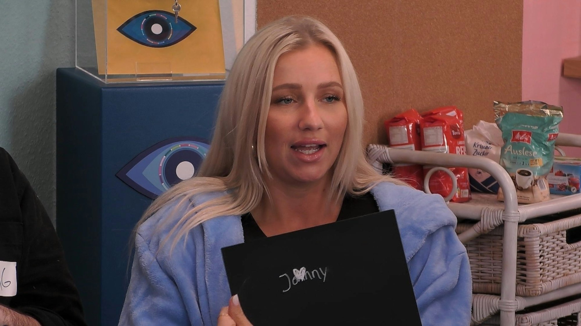 Lena Schiwiora hält eine Tafel mit dem Namen „Jonny“ in die Kamera.