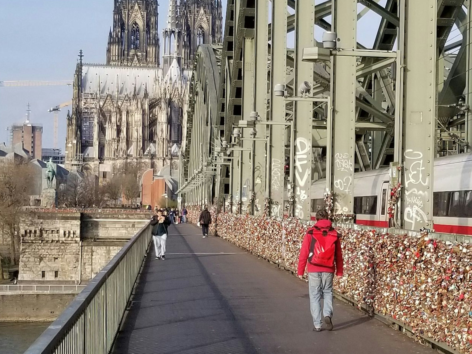 Blick auf der Hohenzollernbrücke und den Kölner Dom