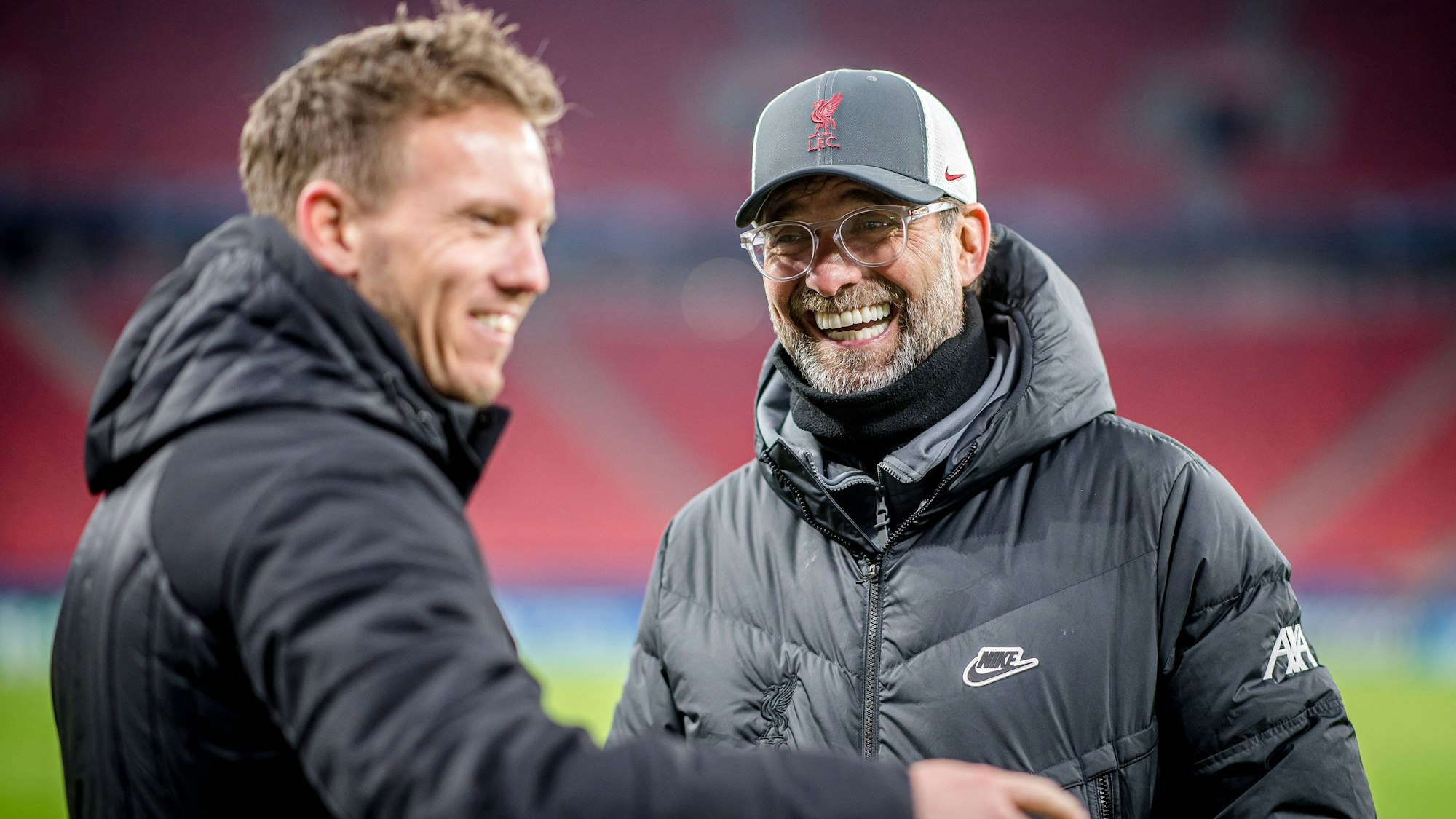 Jürgen Klopp und Julian Nagelsmann unterhalten sich auf dem Platz.
