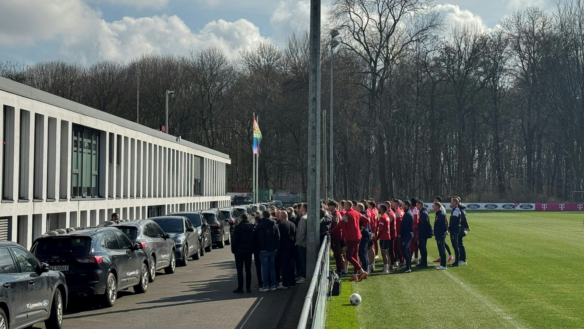 Die Profis des 1. FC Köln singen Toni Schumacher ein Ständchen zum 70. Geburtstag.