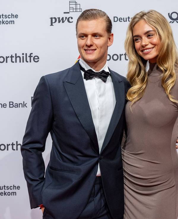 Mick Schumacher posiert mit seiner Freundin Laila Hasanovic.