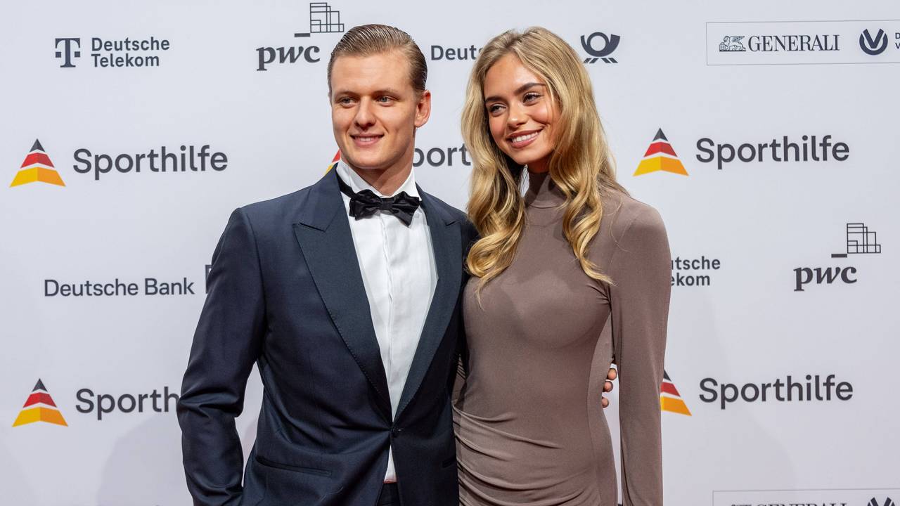 Mick Schumacher posiert mit seiner Freundin Laila Hasanovic.