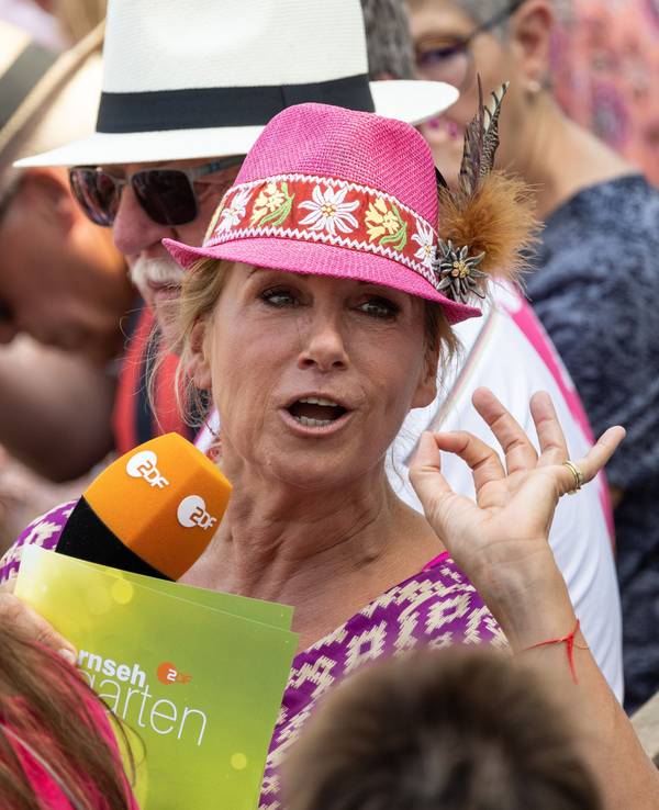 Moderatorin Andrea Kiewel, hier während der Live-Sendung „ZDF-Fernsehgarten“ unter dem Partymotto „Mallorca vs. Oktoberfest“ im Jahr 2022.