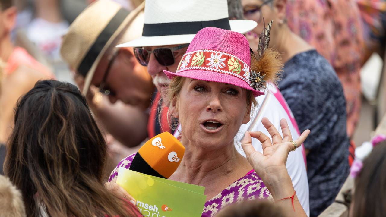 Moderatorin Andrea Kiewel, hier während der Live-Sendung „ZDF-Fernsehgarten“ unter dem Partymotto „Mallorca vs. Oktoberfest“ im Jahr 2022.