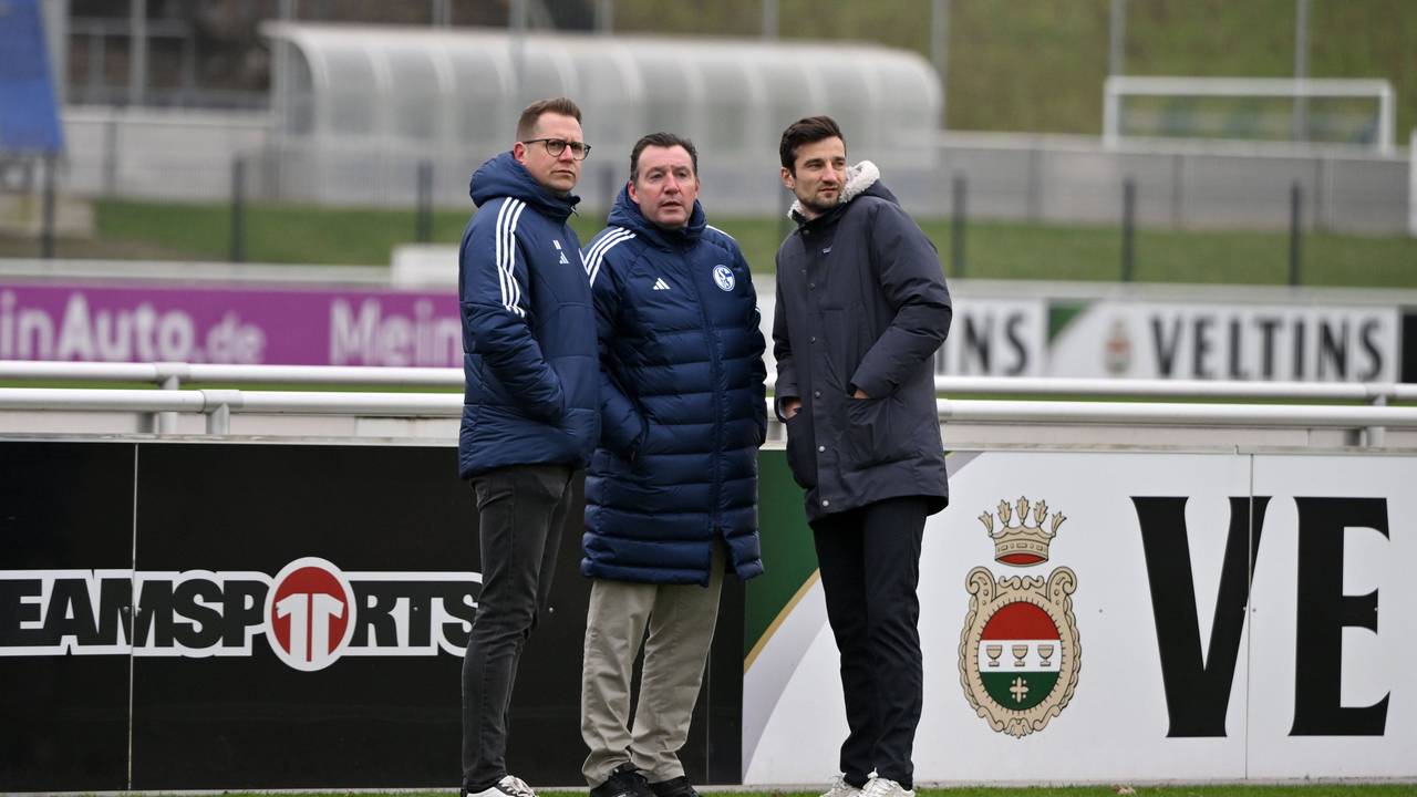 André Hechelmann, Marc Wilmots, Matthias Tillmann (v.l.n.r.) unmterhalten sich während des Schalke-Trainings.