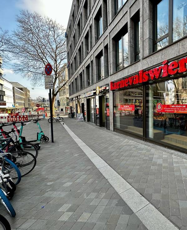 Die Karnevalswierts-Filiale auf der Gürzenichstraße mit der Umzugsankündigung im Schaufenster.
