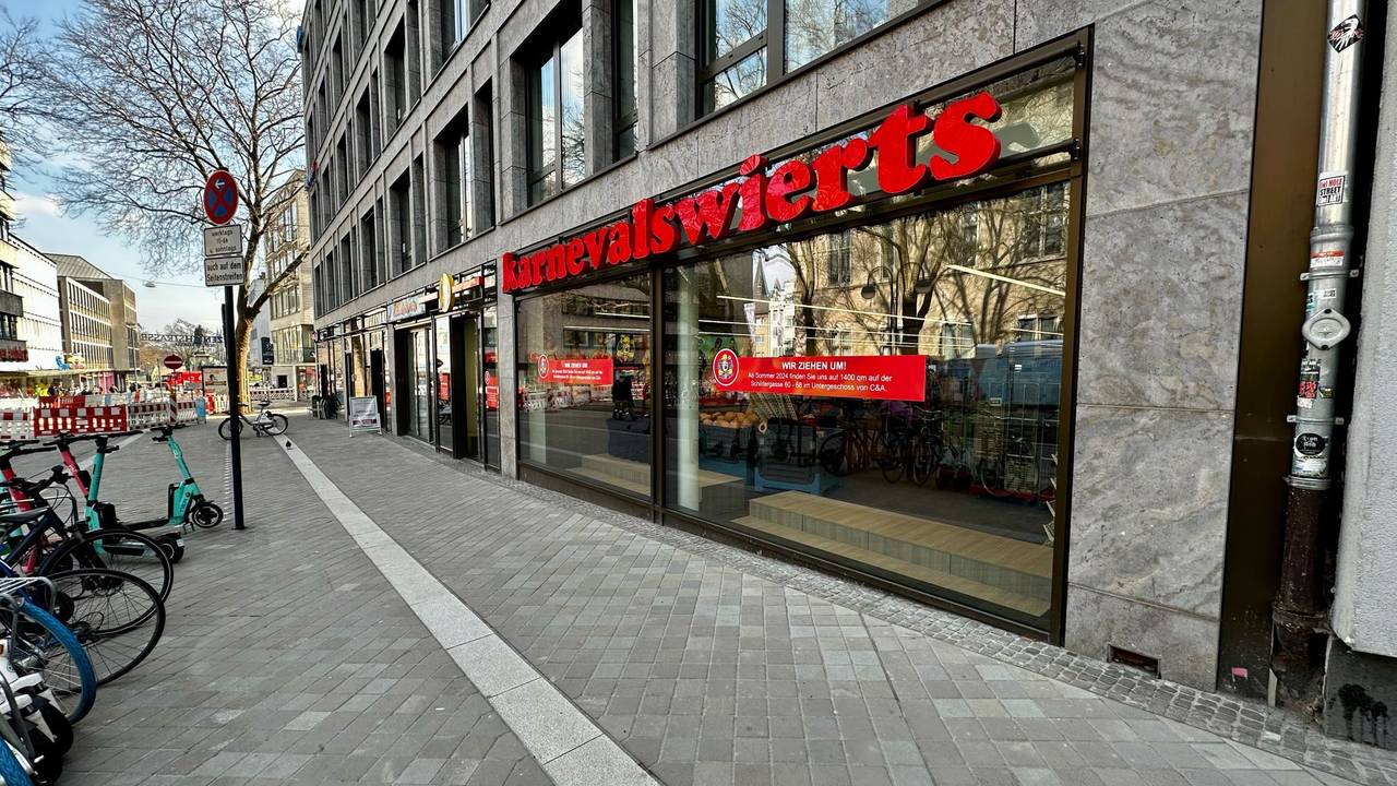 Die Karnevalswierts-Filiale auf der Gürzenichstraße mit der Umzugsankündigung im Schaufenster.