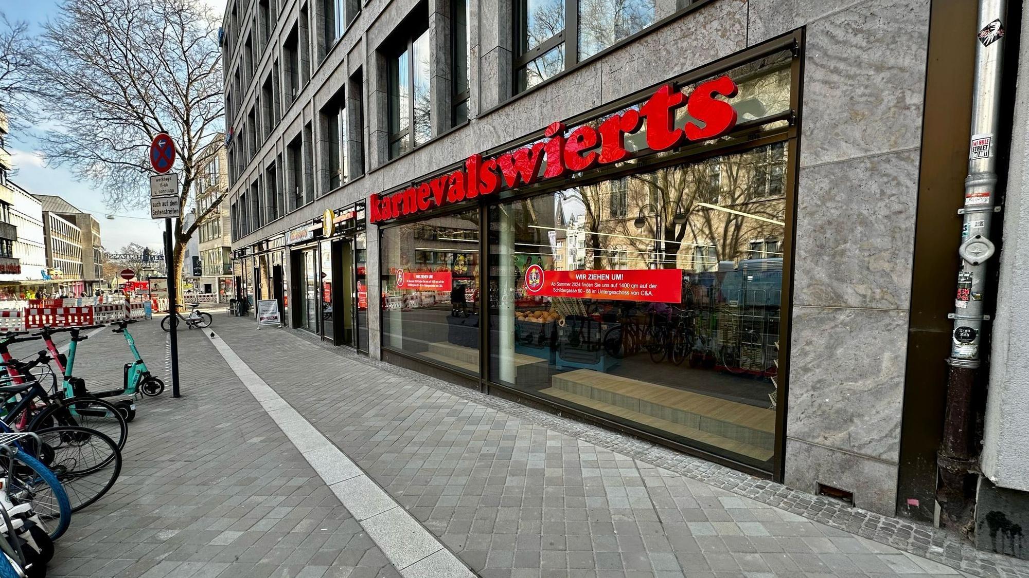 Die Karnevalswierts-Filiale auf der Gürzenichstraße mit der Umzugsankündigung im Schaufenster.