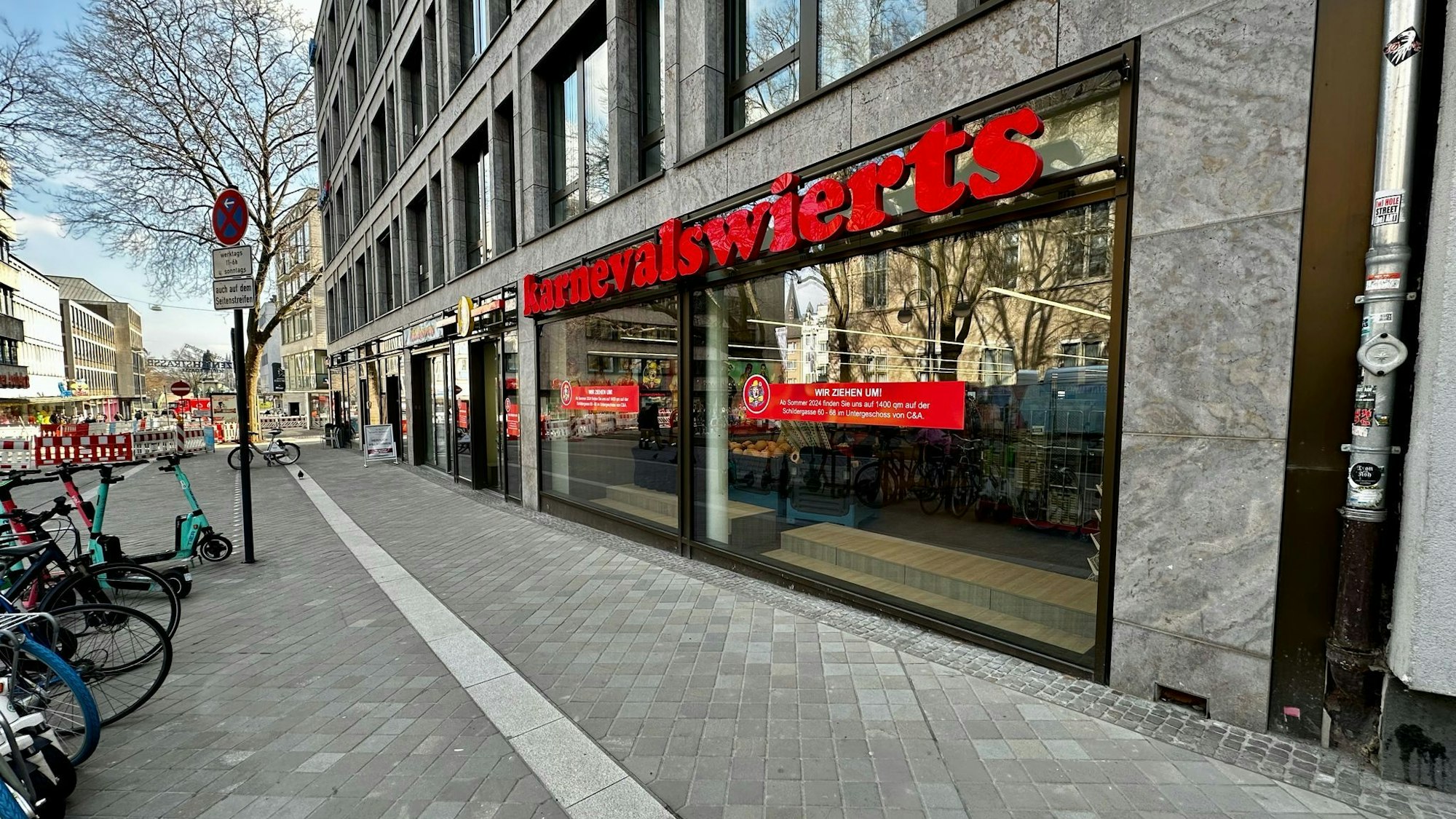 Die Karnevalswierts-Filiale auf der Gürzenichstraße mit der Umzugsankündigung im Schaufenster.