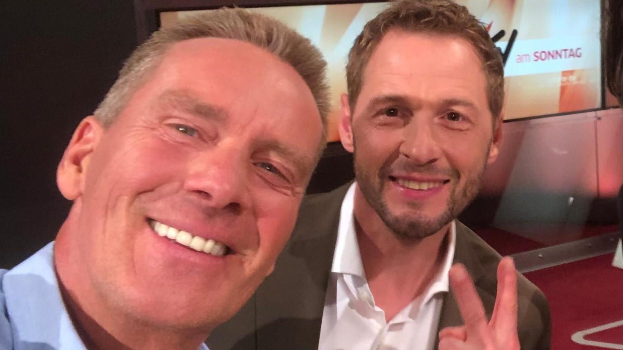 Jürgen Milski und Stern-TV-Moderator Dieter Könnes lächeln auf einem Selfie.