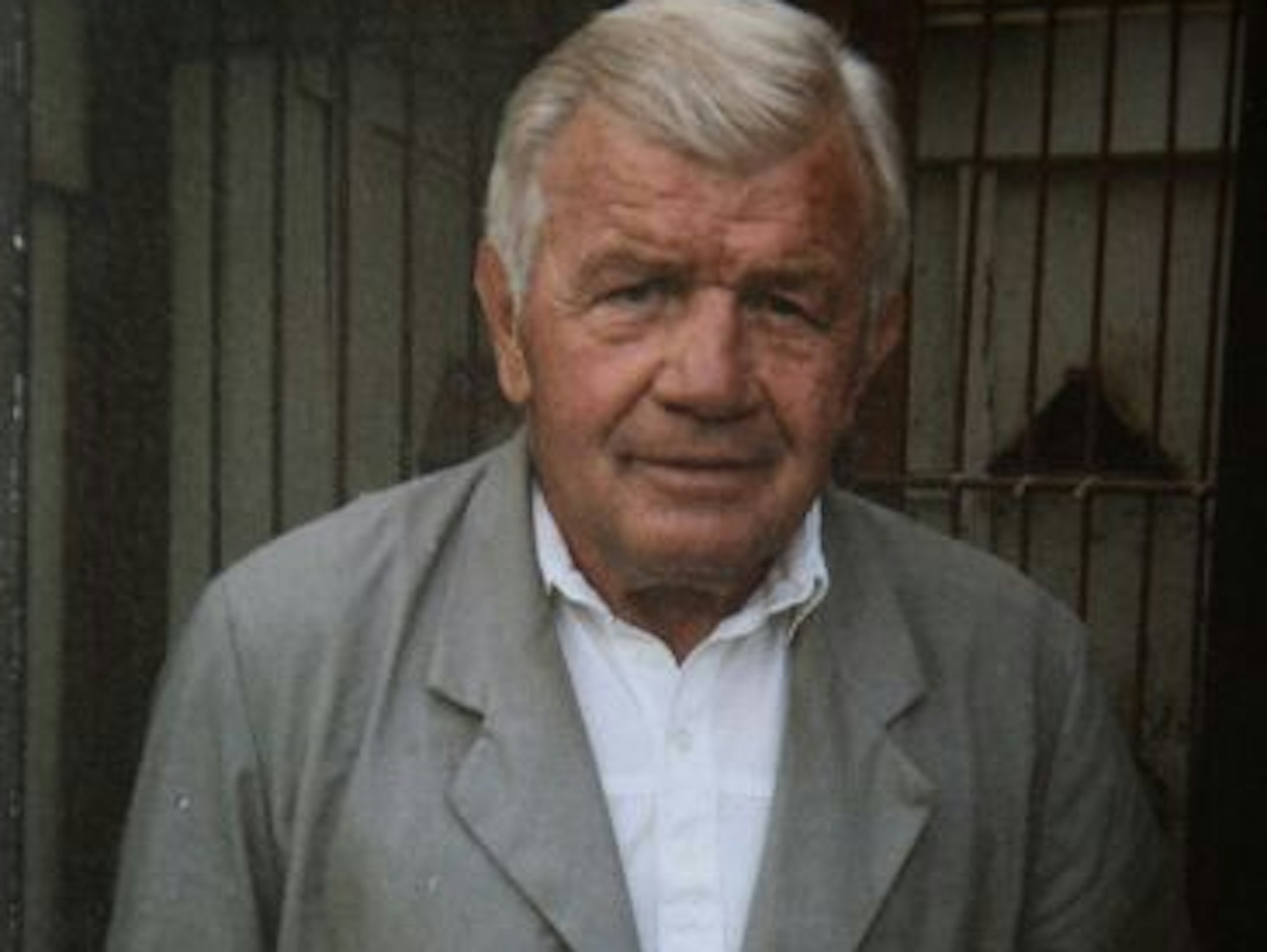 „Dummse Tünn“ guckt in die Kamera.