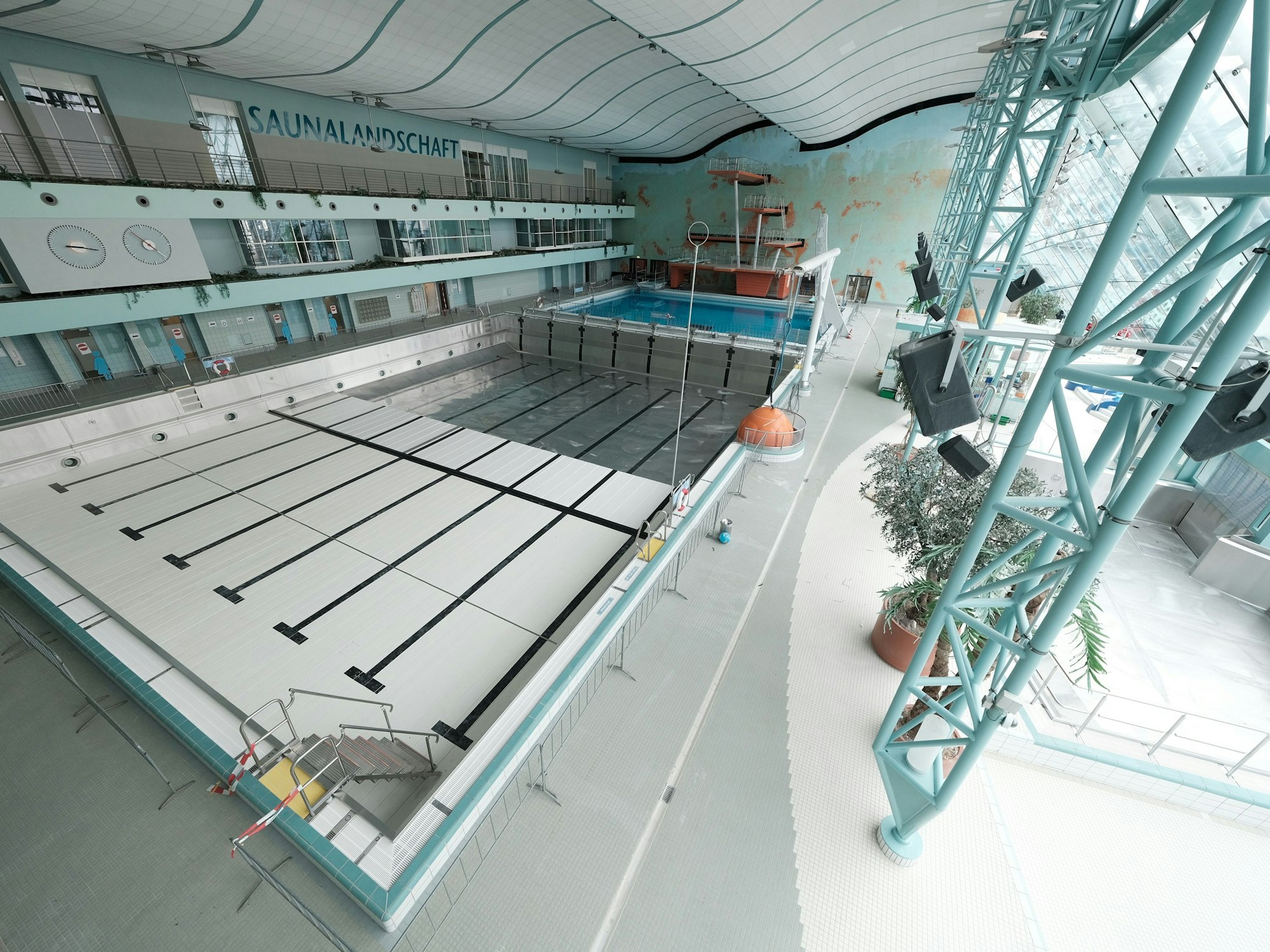 Blick in das Agrippabad ohne Wasser. Das Foto wurde am 17. März 2021 aufgenommen. Das Bad wird aktuell saniert.