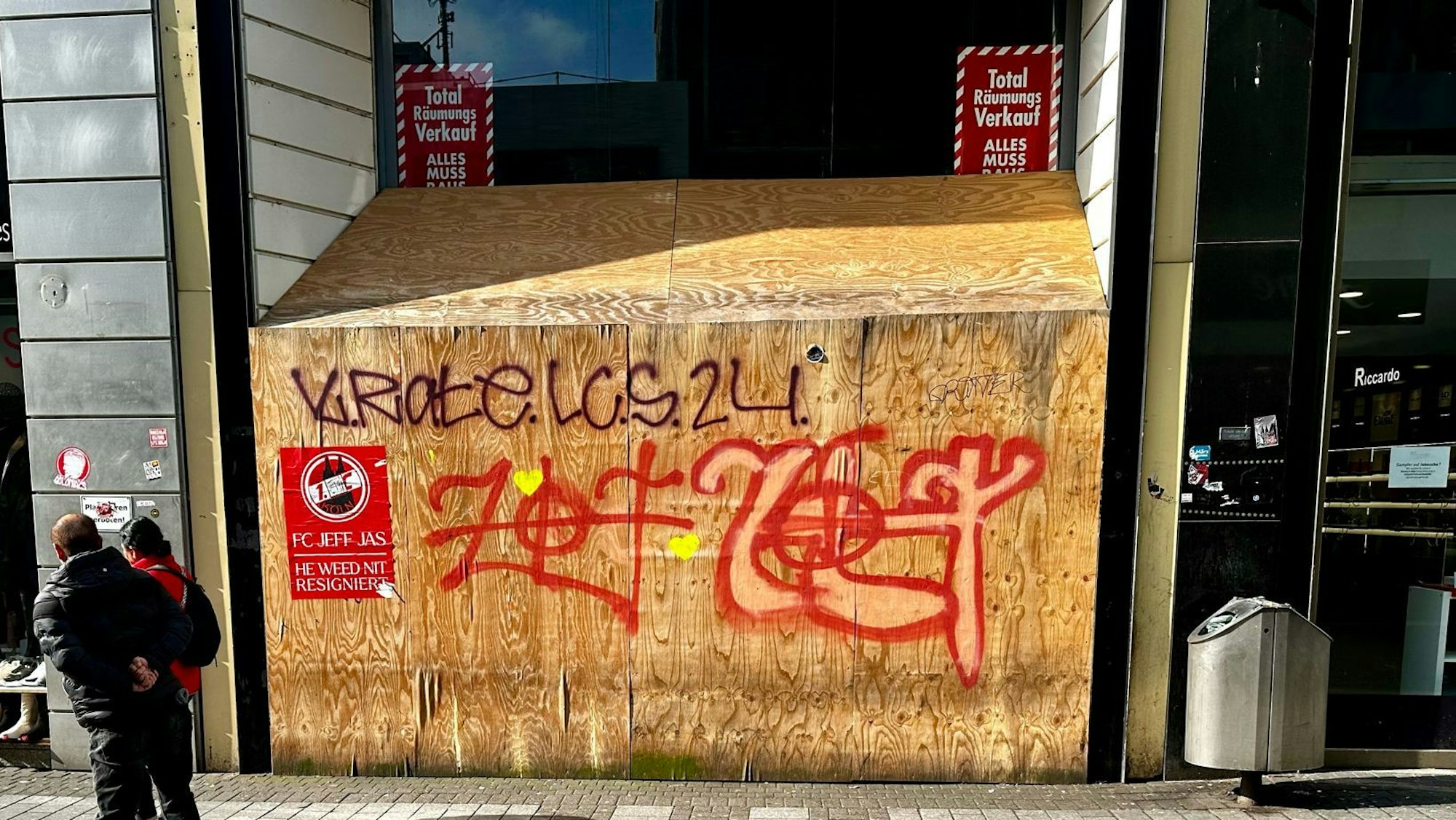 Dieses leerstehende Ladenlokal auf der Hohe Straße wurde mit Brettern verbarrikadiert.