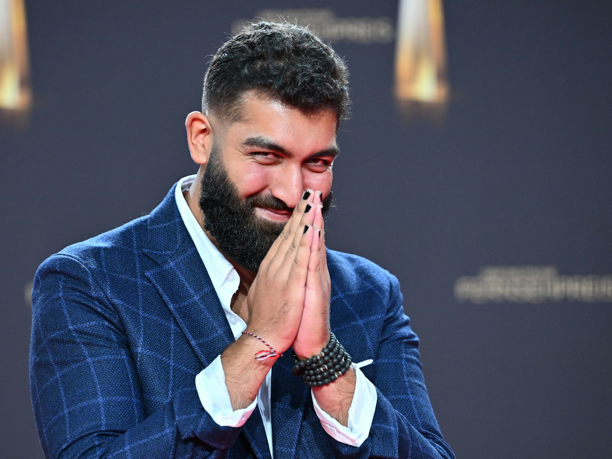 Faisal Kawusi kommt bei der Verleihung des Deutschen Fernsehpreises 2023 im Coloneum.