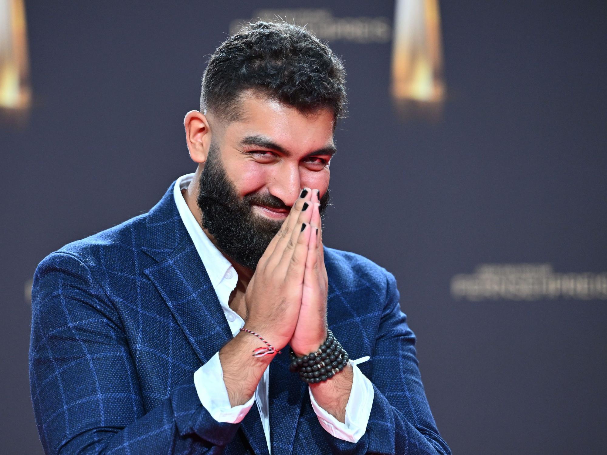 Faisal Kawusi kommt bei der Verleihung des Deutschen Fernsehpreises 2023 im Coloneum.