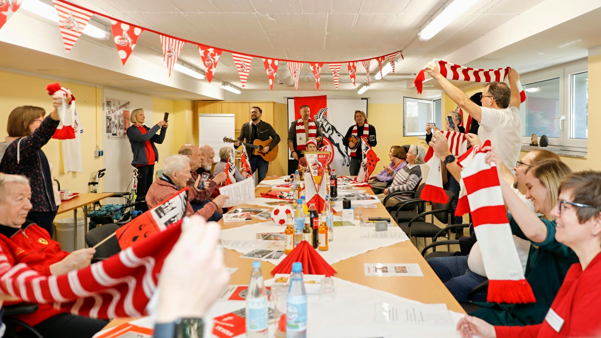 Die Höhner singen im Seniorenheim.