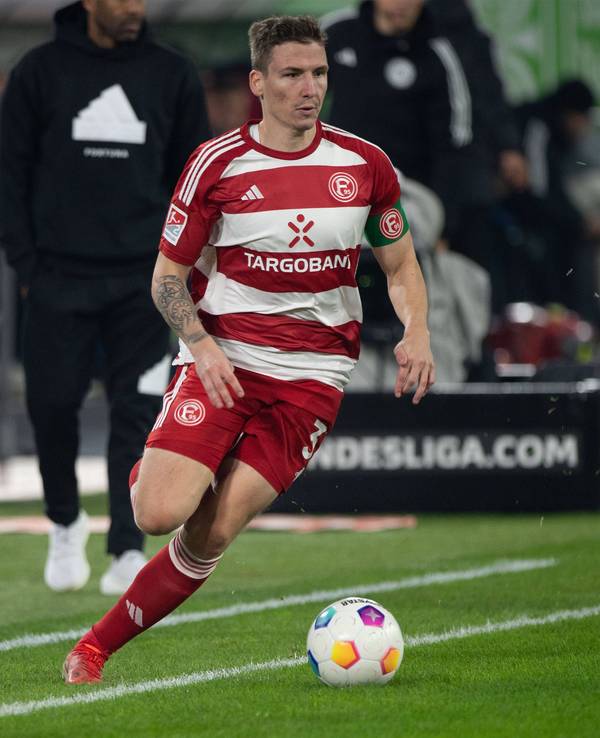 Fortuna Düsseldorfs Marcel Sobottka führt den Ball im Spiel gegen den FC Schalke 04.