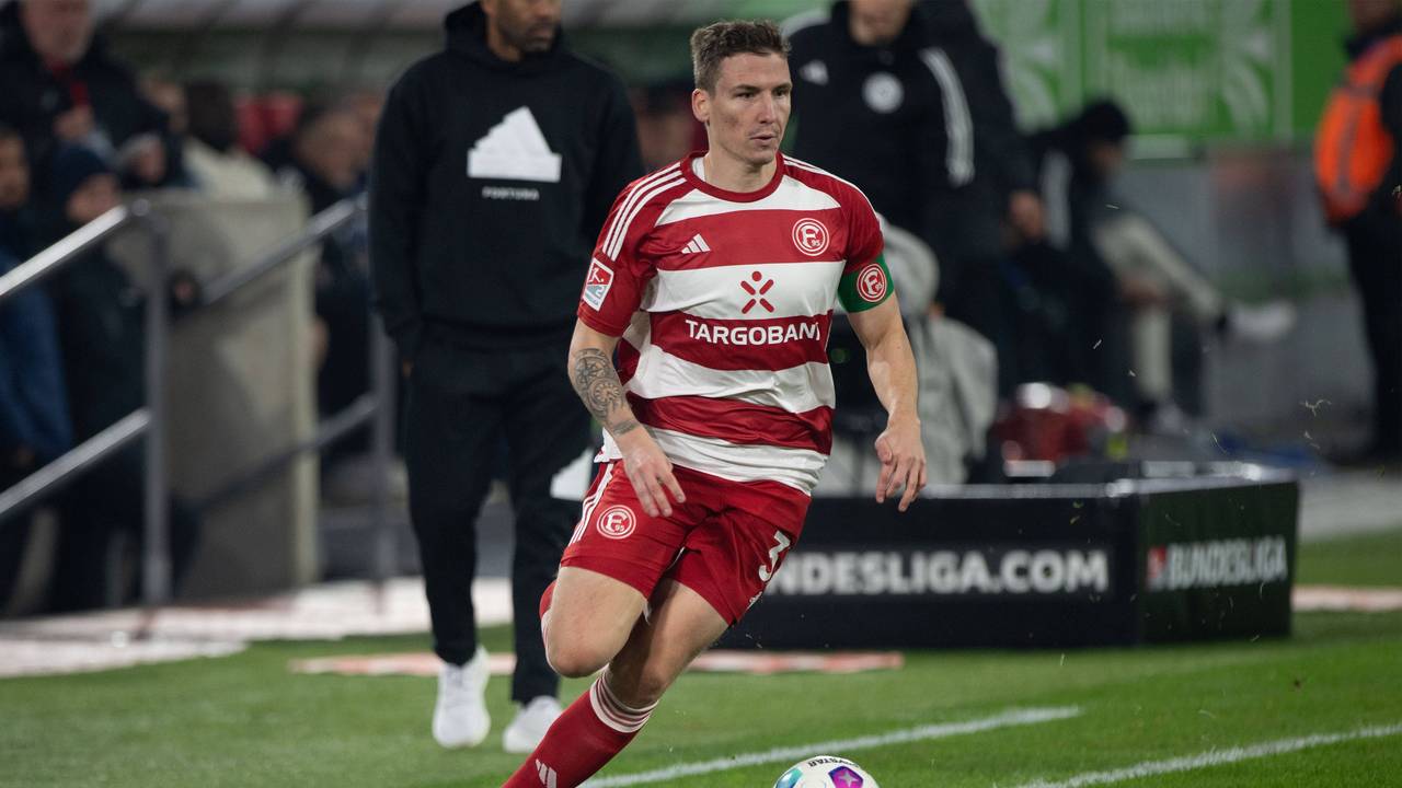 Fortuna Düsseldorfs Marcel Sobottka führt den Ball im Spiel gegen den FC Schalke 04.