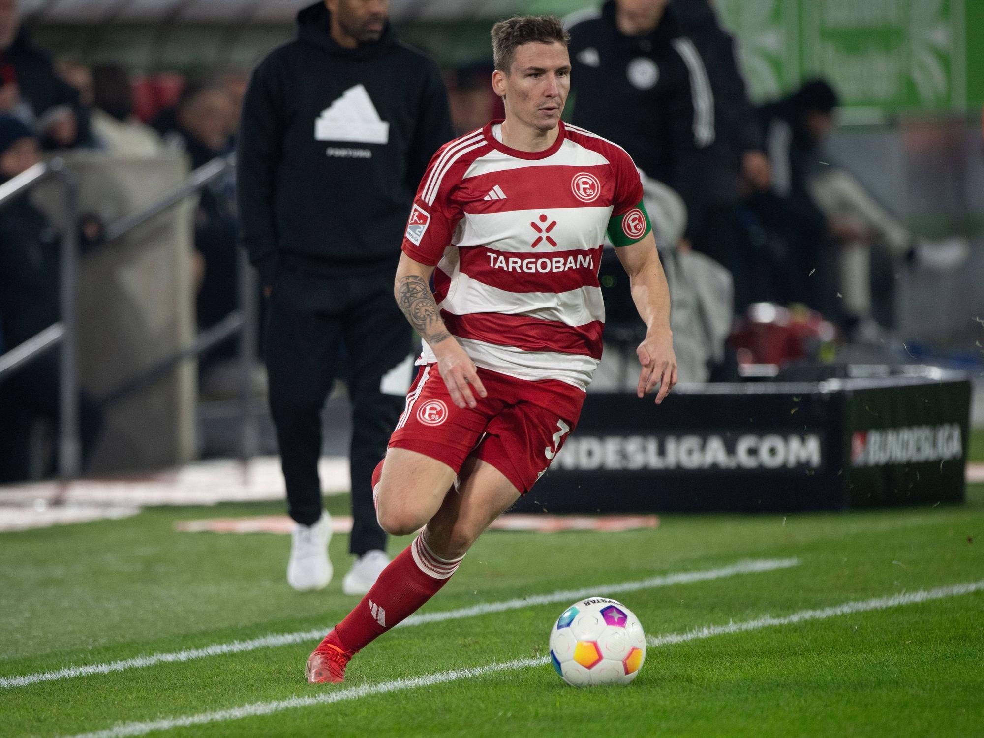 Fortuna Düsseldorfs Marcel Sobottka führt den Ball im Spiel gegen den FC Schalke 04.