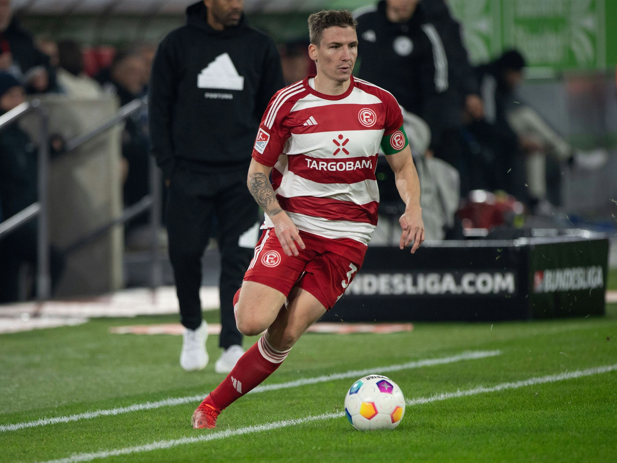 Fortuna Düsseldorfs Marcel Sobottka führt den Ball im Spiel gegen den FC Schalke 04.