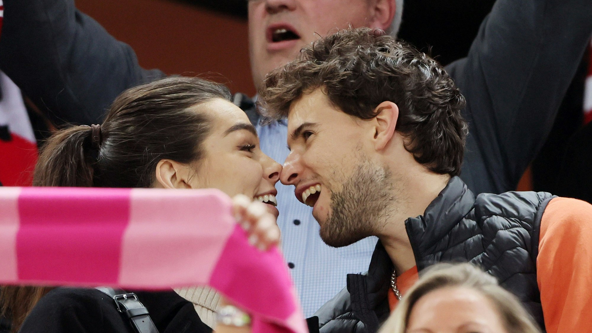 Dominic Thiem und Freundin Lili Paul-Roncalli turtelnd auf der Tribüne beim Spiel des 1. FC Köln gegen die TSG Hoffenheim.