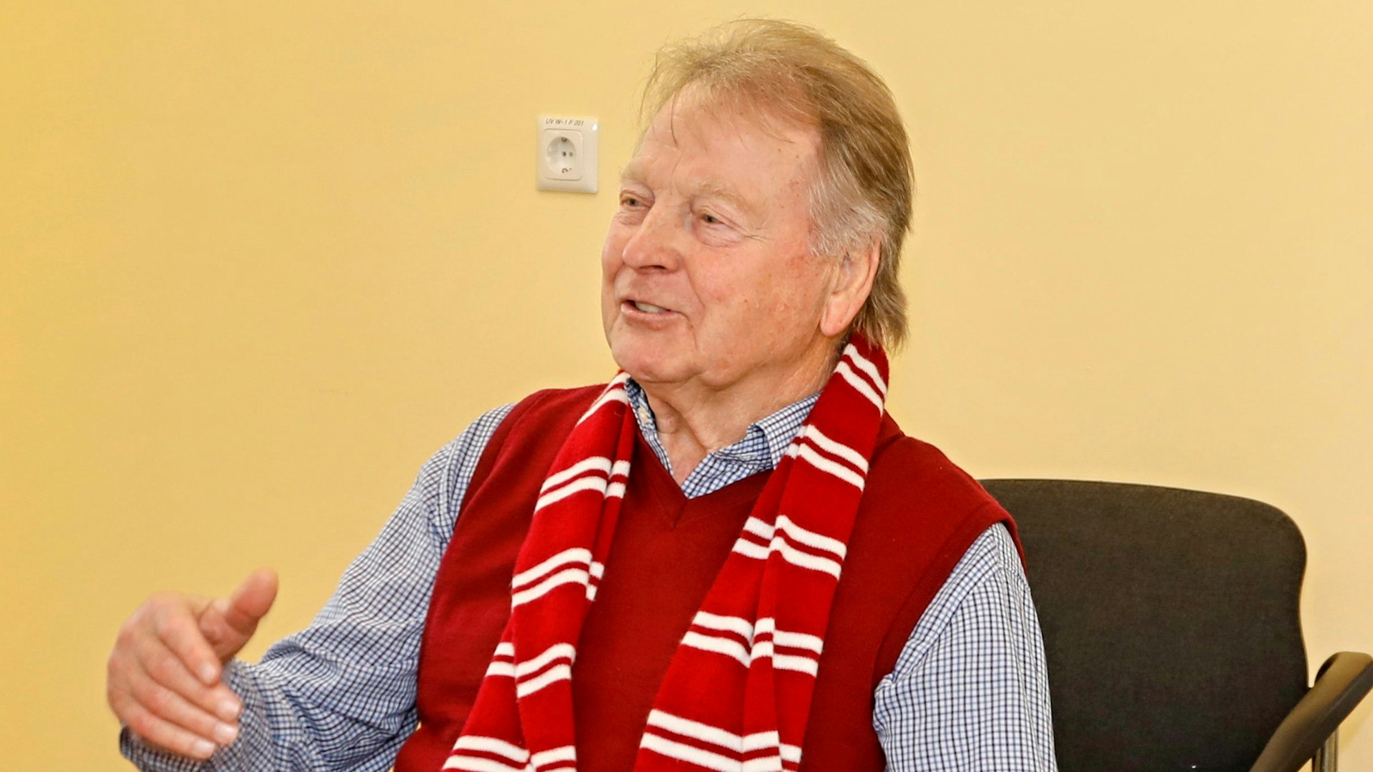 Karl-Heinz Thielen spricht vor FC-Fans.